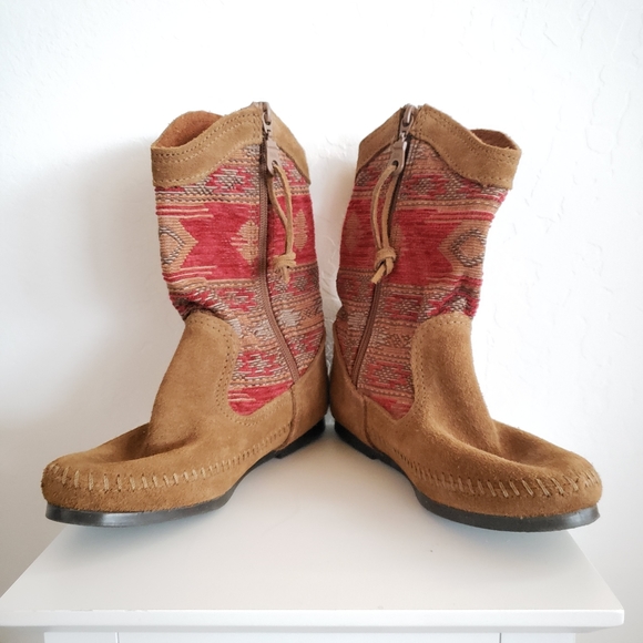 Minnetonka Baja tapestry boots NWT - Picture 5 of 6